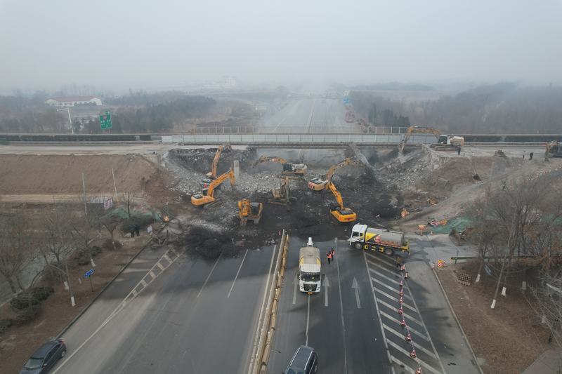集團公司所屬魯東路橋參建的東青高速改擴建項目南二路分離立交橋主橋左幅和匝道橋拆除作業順利完成